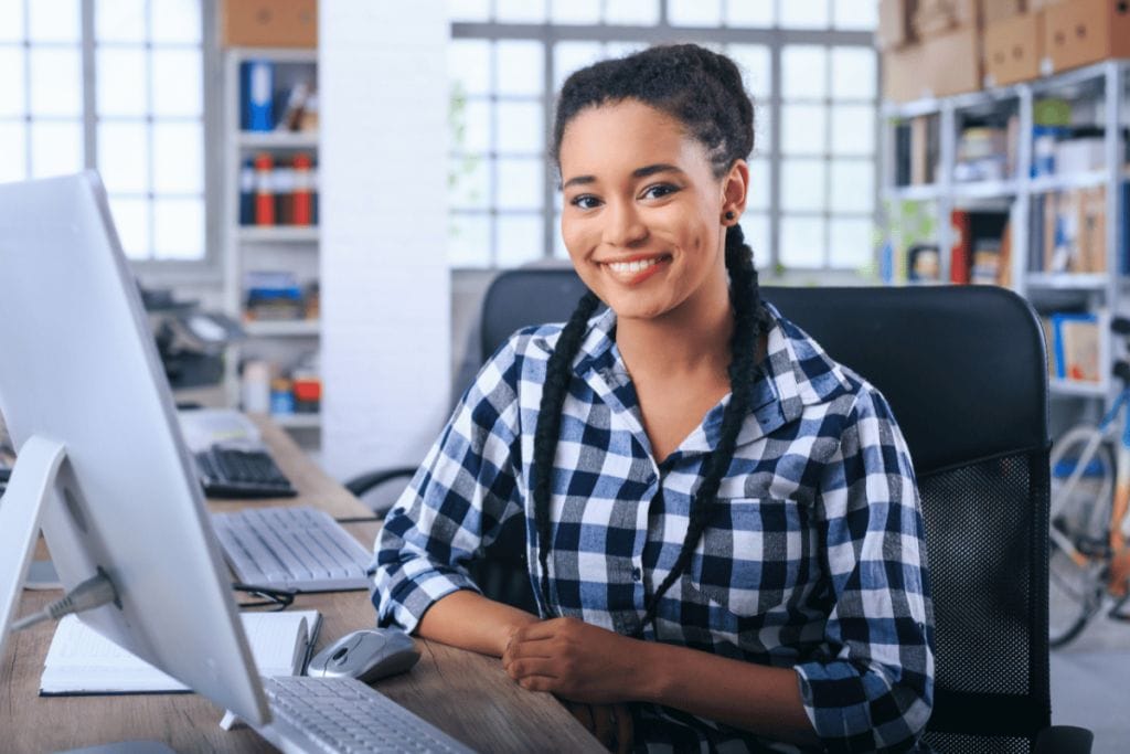 Samira a suivi une formation en ligne pour devenir assistante de direction